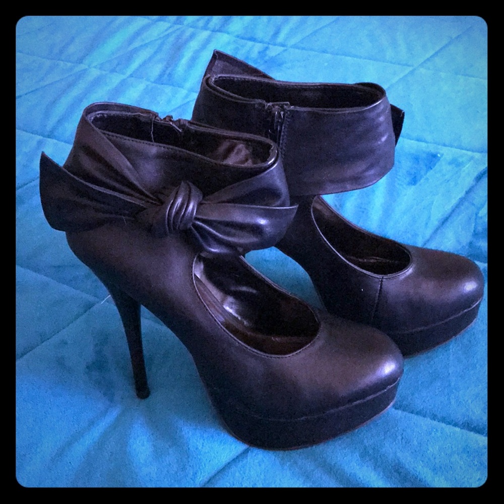 Black bow platform pumps
